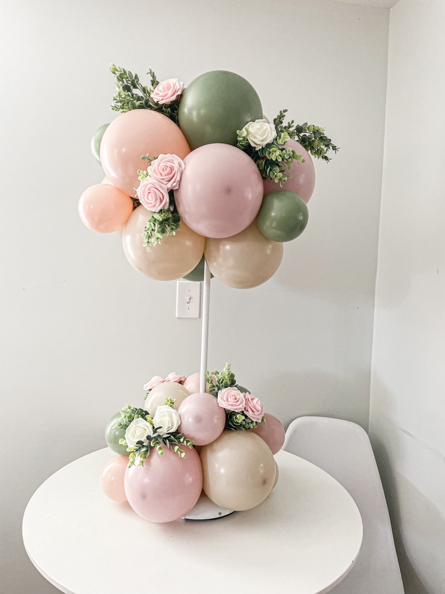 Floral Elegance: Balloon Centerpiece with a Touch of Bloom
